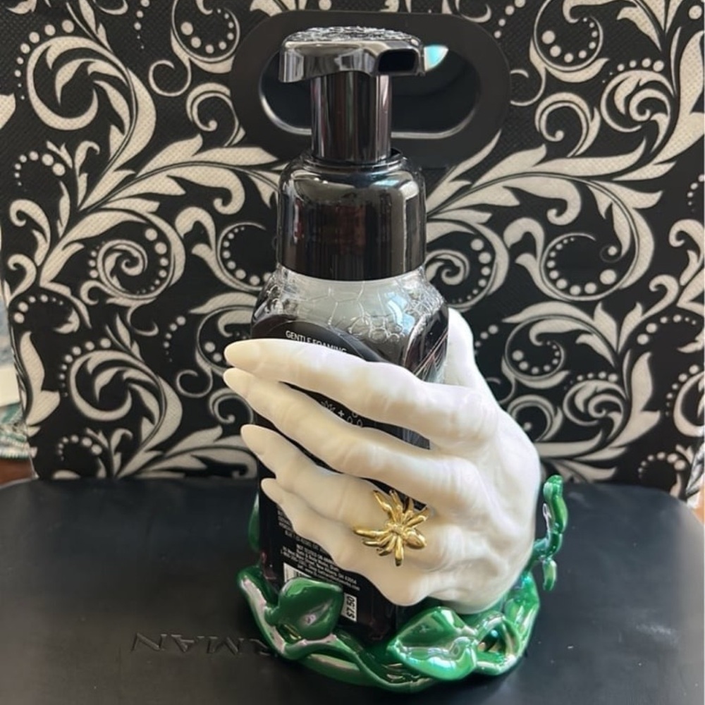 IVY WITCH HAND FOAMING SOAP HOLDER - HALLOWEEN - Bath & Body Works